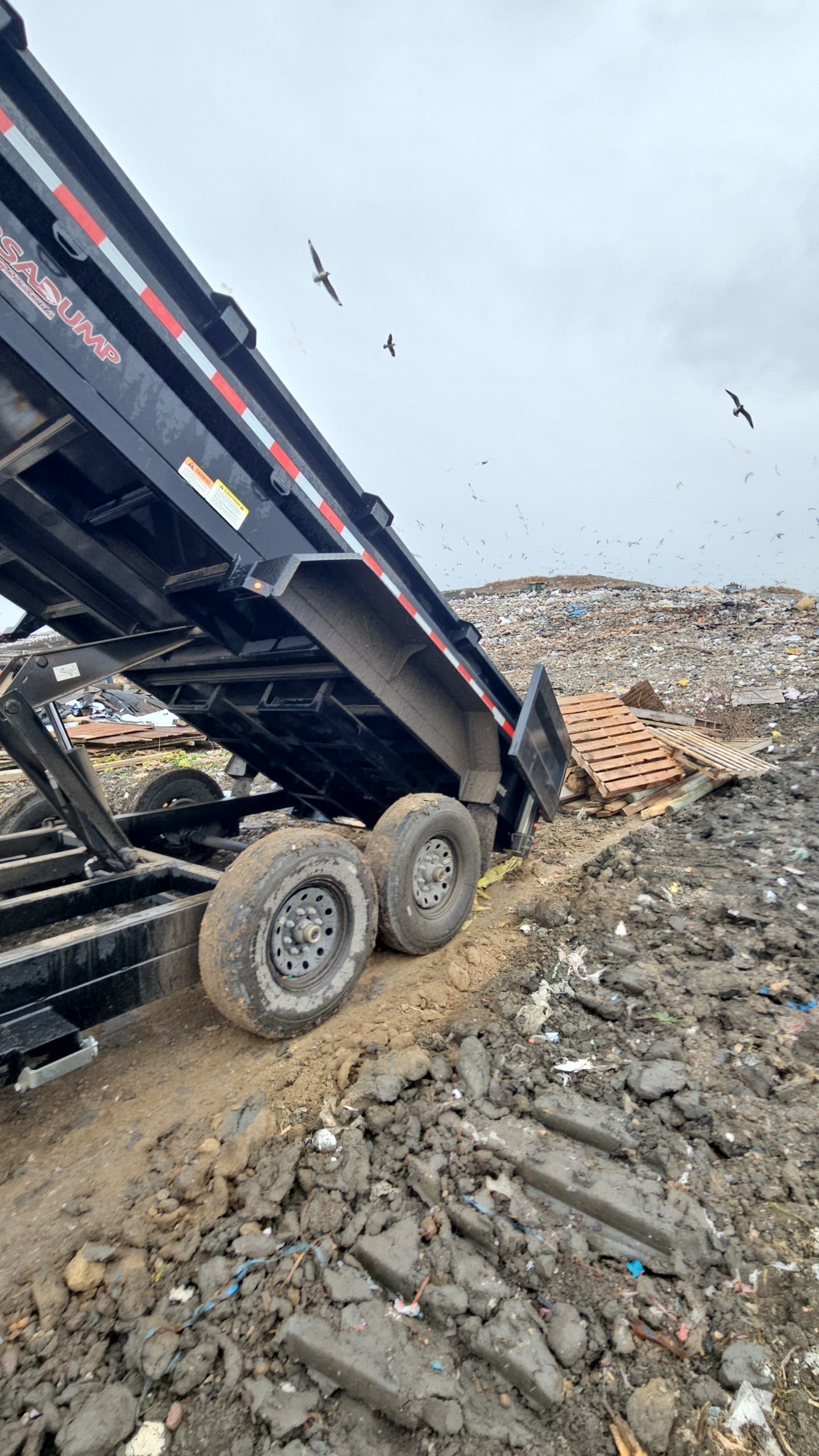 Dump trailer unloading debris